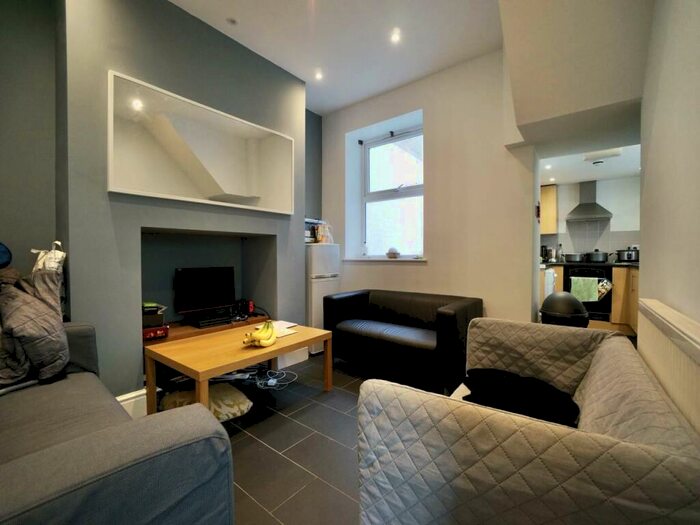 5 Bedroom House To Rent In College Road, Bangor, LL57