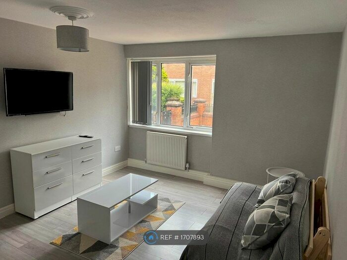 2 Bedroom Flat To Rent In Gloucester Court, Liverpool, L6