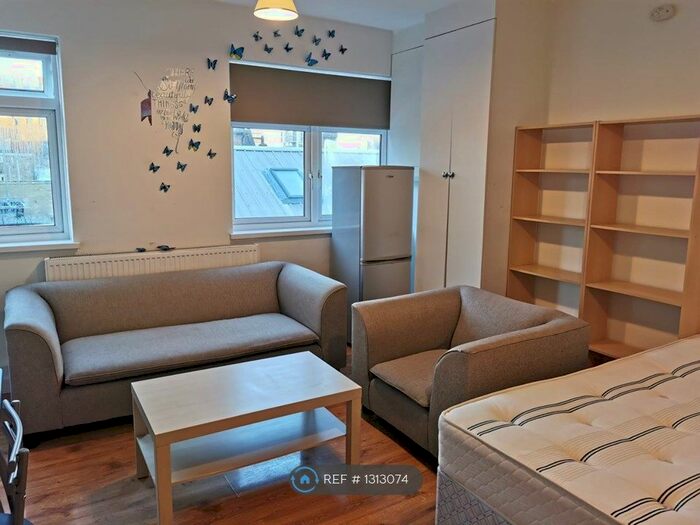 Studio To Rent In Wandsworth Road, London SW8