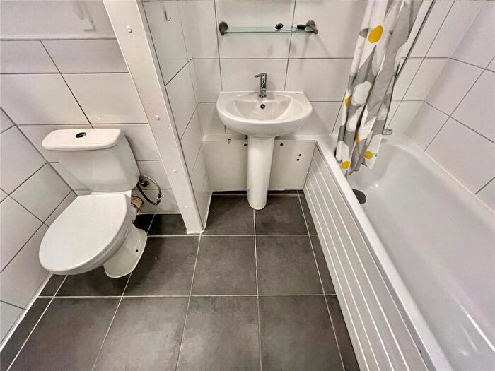 2 Bedroom Apartment To Rent In Tash Place, London, N11