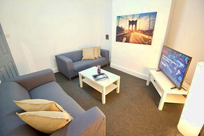 3 Bedroom Terraced House To Rent In Kennedy Road, Salford, M5