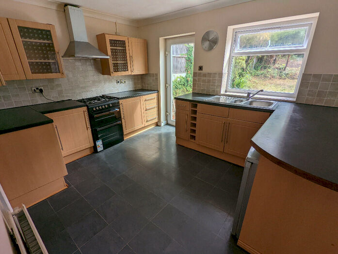 4 Bedroom Semi-Detached House To Rent In Ennerdale Road, Reading, Berkshire, RG2