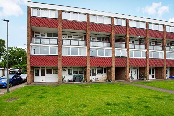 2 Bedroom Flat For Sale In Edgewood Drive, Green Street Green, BR6