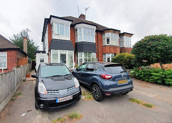 2 Bedroom Flat For Sale In Prince Avenue, Southend-On-Sea, Essex, SS2