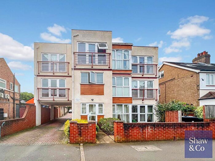 1 Bedroom Flat For Sale In Whitton Dene, Whitton, TW3