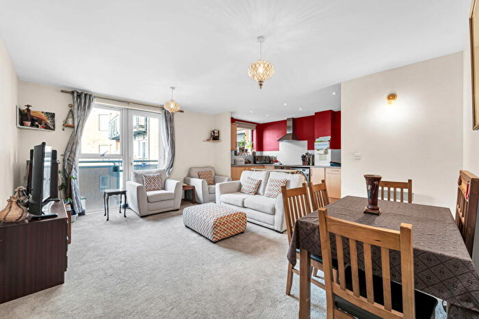 2 Bedroom Flat For Sale In Bath Road, Slough, SL1
