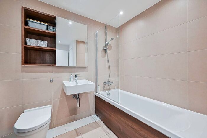 2 Bedroom Flat For Sale In West Carriage House, Woolwich Riverside, London, SE18