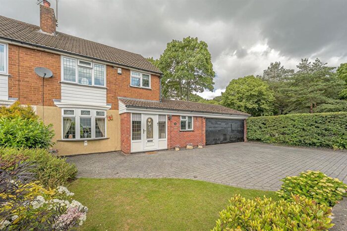4 Bedroom Semi Detached House For Sale In Beachcroft Road, Kingswinford, DY6