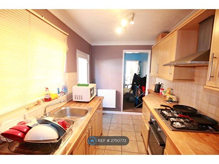 3 Bedroom Terraced House To Rent In Brighton Road, Reading, RG6