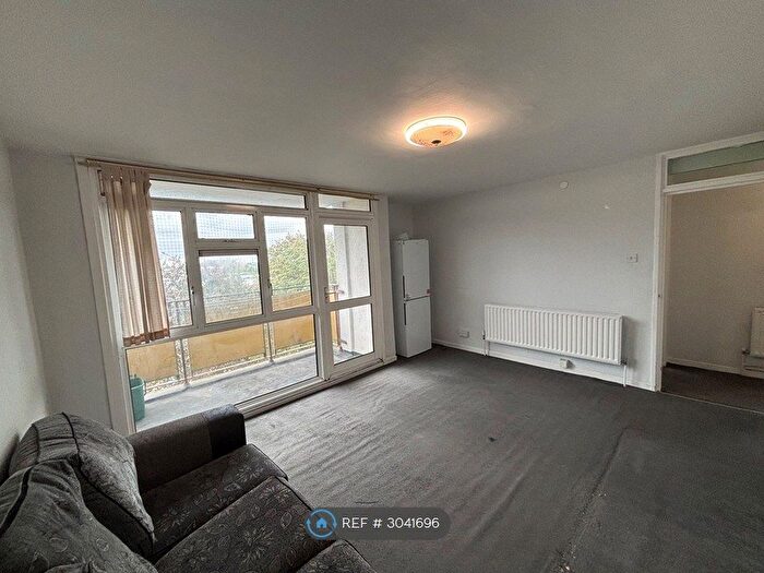 2 Bedroom Flat To Rent In Addison Way, Hayes, UB3