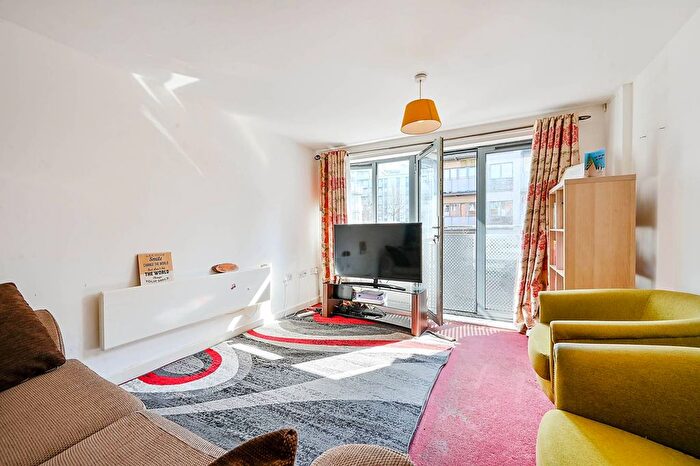 2 Bedroom Flat To Rent In Agate Close, Acton, London, NW10