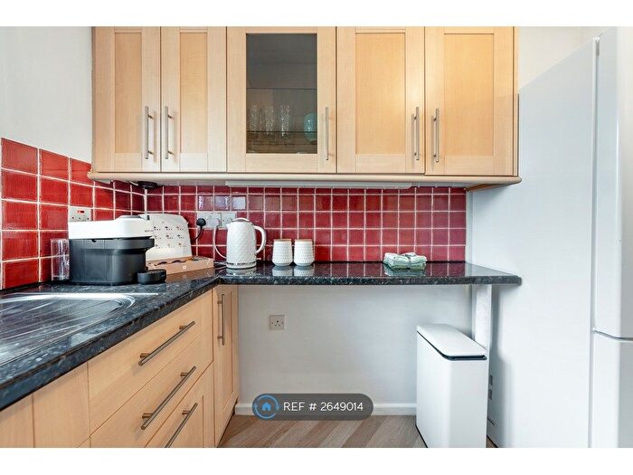 2 Bedroom Flat To Rent In Alphea Close, London, SW19