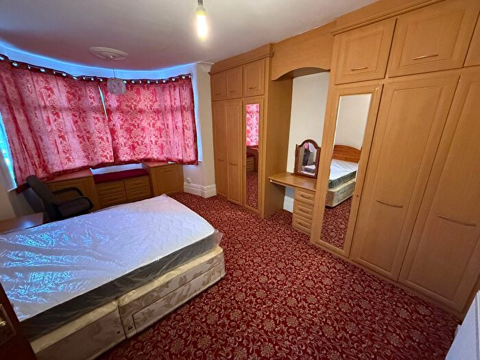 2 Bedroom Flat To Rent In Park Avenue, Ilford, IG1