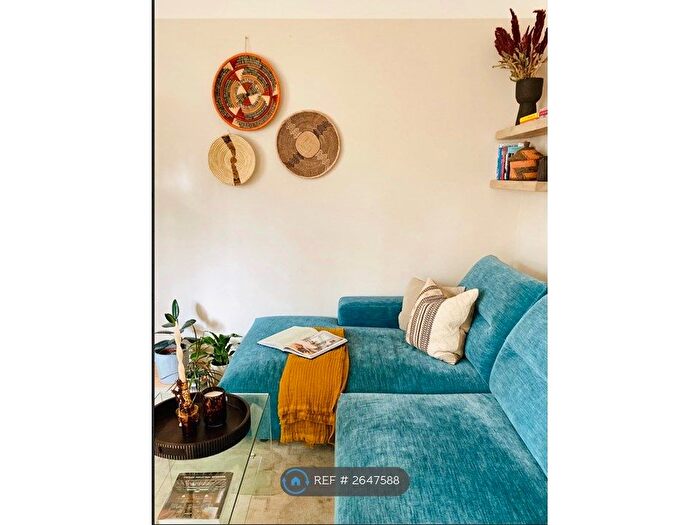 3 Bedroom Flat To Rent In Woodseer Street, London, E1