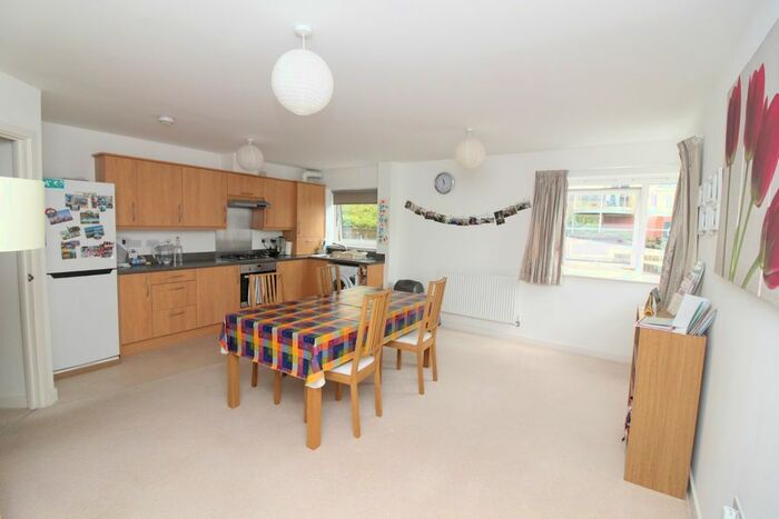 2 Bedroom Flat To Rent In Mckay Avenue, Torquay, Devon, TQ1