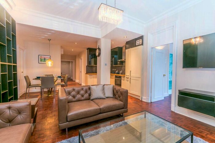 2 Bedroom Flat To Rent In Hallam Street, Marylebone, London, W1W