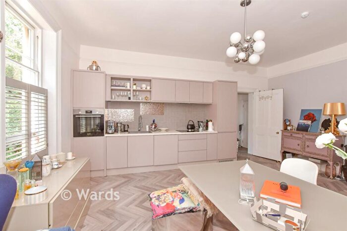 3 Bedroom Flat For Sale In New Dover Road, Canterbury, Kent, CT1
