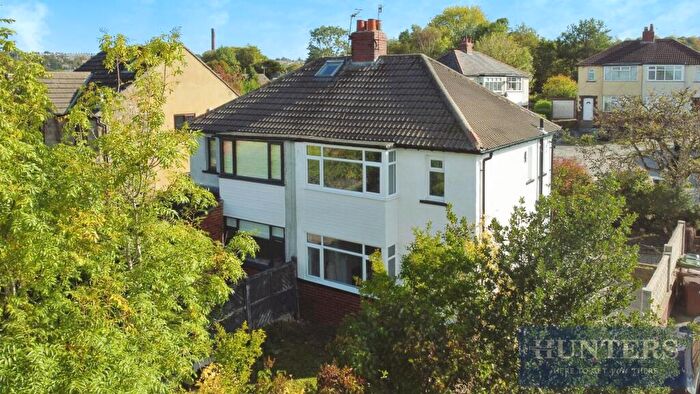 3 Bedroom Semi-Detached House For Sale In Lime Grove, Yeadon, Leeds, LS19