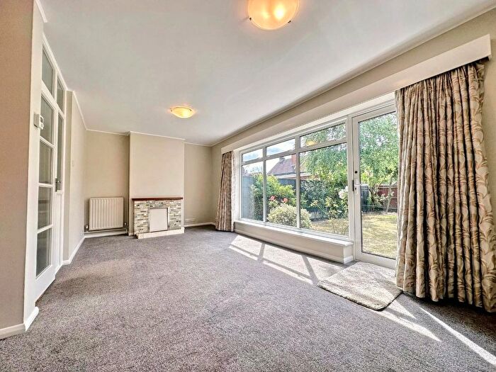 3 Bedroom Semi-Detached House To Rent In Crofthill Road, Slough, SL2