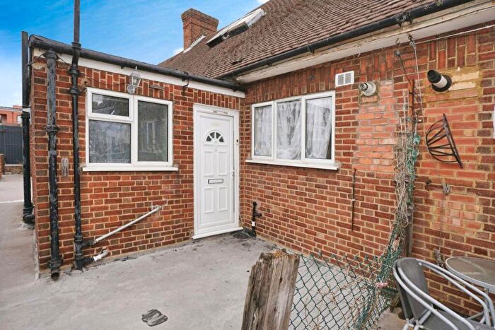 2 Bedroom Flat To Rent In New North Road Hainault, IG6