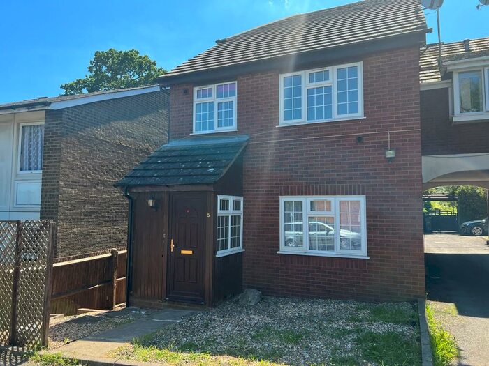 2 Bedroom Link Detached House To Rent In Fairfield Close, Northwood, HA6