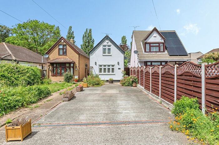 3 Bedroom Bungalow For Sale In Lambs Lane South, Rainham, Essex, RM13