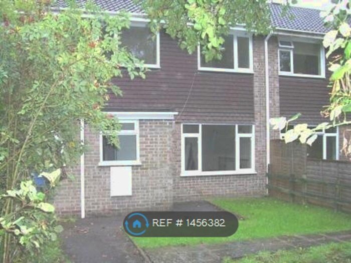 3 Bedroom Semi-Detached House To Rent In Howlett Close, Lymington, SO41