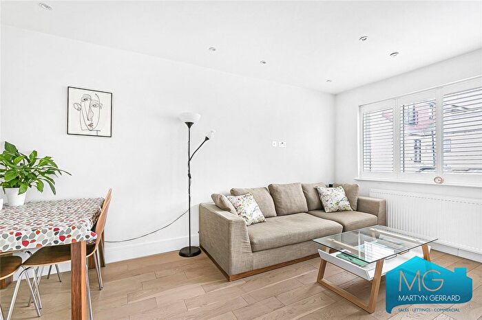 2 Bedroom Flat For Sale In Cornwall Avenue, London, N3