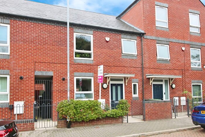3 Bedroom Terraced House For Sale In St. Francis Close, Leeds, LS11