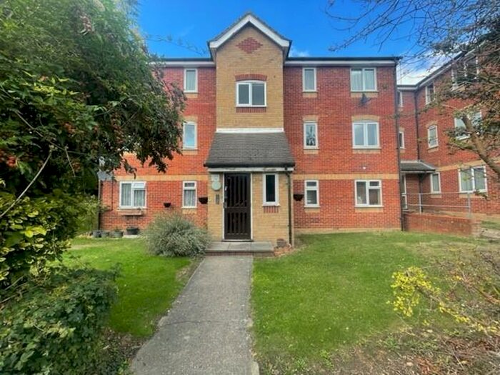 2 Bedroom Apartment To Rent In Linnet Way, Purfleet-On-Thames, RM19