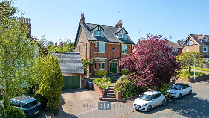 5 Bedroom Detached House For Sale In Connaught Avenue, Loughton, IG10