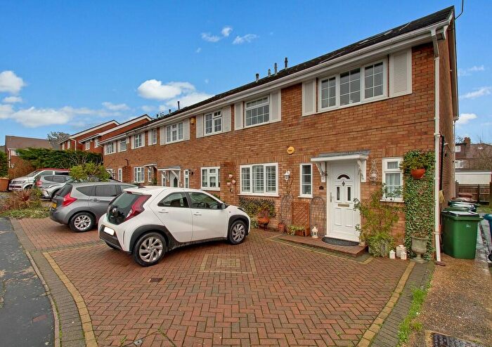 4 Bedroom End Of Terrace House For Sale In Lorraine Park, Harrow, HA3
