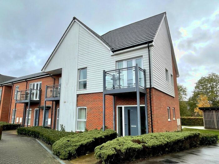 2 Bedroom Flat To Rent In Pondtail Avenue, Faygate, Horsham, RH12