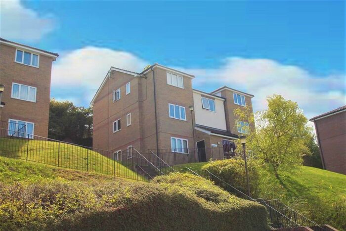 2 Bedroom Flat For Sale In Lingfield Close, High Wycombe, HP13