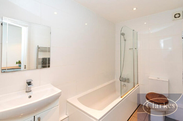 3 Bedroom Flat For Sale In Columbia Road, Bournemouth, BH10