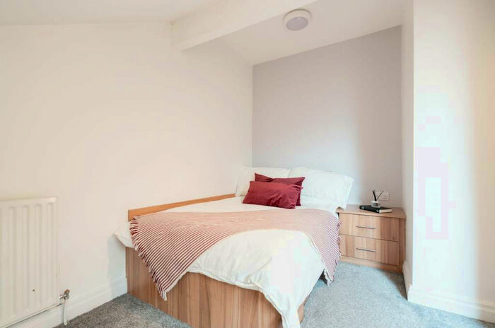4 Bedroom Flat To Rent In North Lane, Leeds, LS6