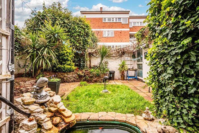 4 Bedroom Maisonette For Sale In Pownall Road, London, E8