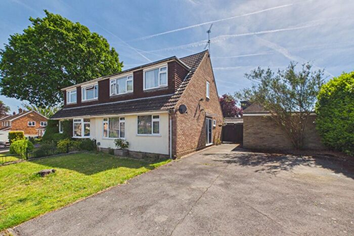 3 Bedroom Semi Detached House For Sale In Stockbridge Way, Yateley, Hart, GU46
