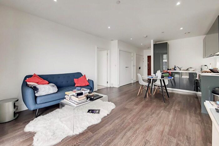 1 Bedroom Flat To Rent In Compton House, Woolwich, London, SE18