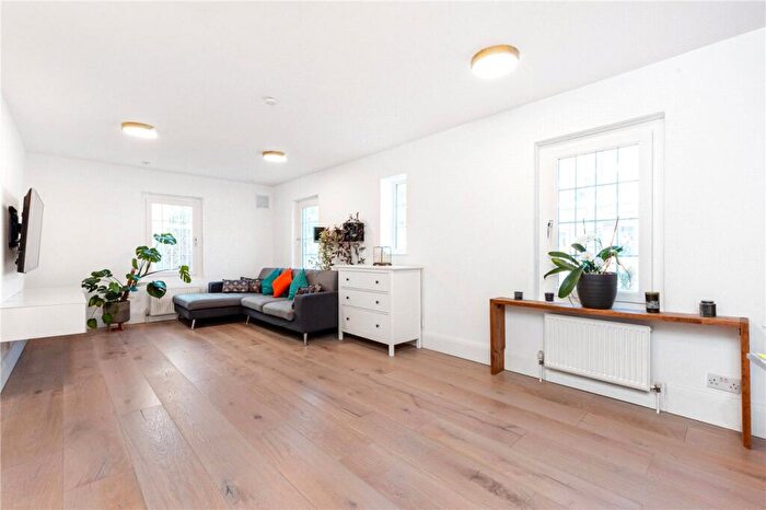 4 Bedroom End Of Terrace House For Sale In Rumsey Mews, London, N4