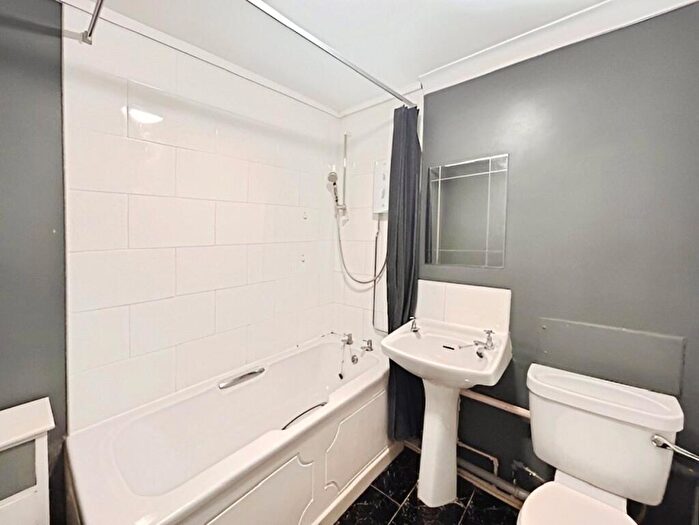 2 Bedroom Flat To Rent In Queensberry Road, Doncaster, South Yorkshire, DN2