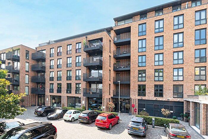 3 Bedroom Flat For Sale In Centric Close, London, NW1
