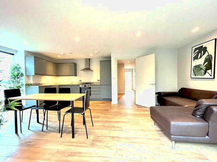 3 Bedroom Flat To Rent In Blythwood Road, Islington, N4