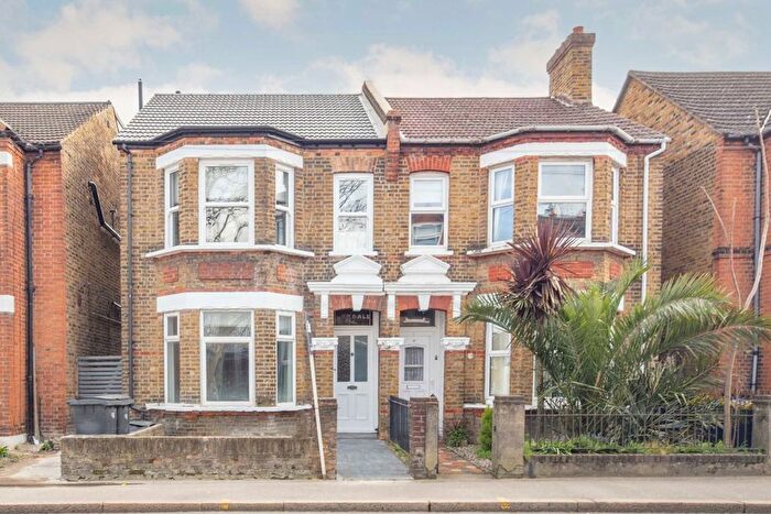 3 Bedroom Flat To Rent In Hawks Road, Kingston Upon Thames, KT1