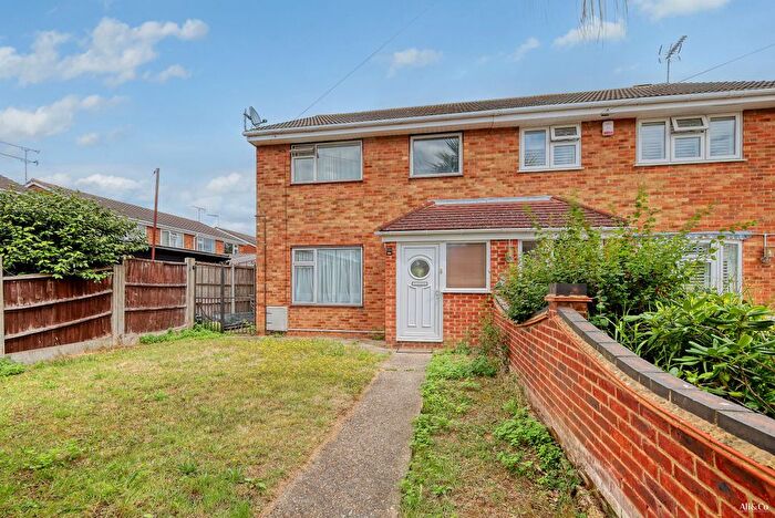 3 Bedroom Semi-Detached House For Sale In Brindles Close, Linford, Stanford-Le-Hope, SS17