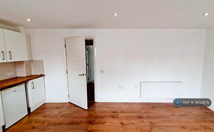 1 Bedroom Flat To Rent In Knighton Lane, Leicester, LE2