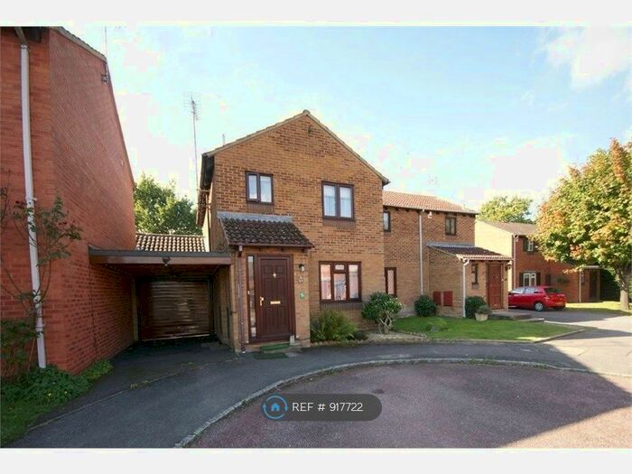 3 Bedroom Semi-Detached House To Rent In Mawbray Close, Reading, RG6