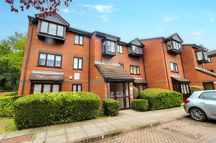 2 Bedroom Apartment For Sale In Gladbeck Way, Enfield, Middlesex, EN2
