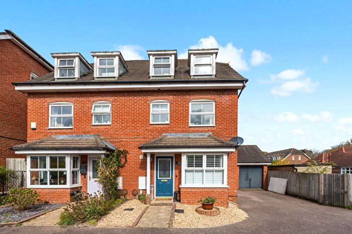 4 Bedroom Semi-Detached House To Rent In Crowhurst Crescent, Storrington, RH20