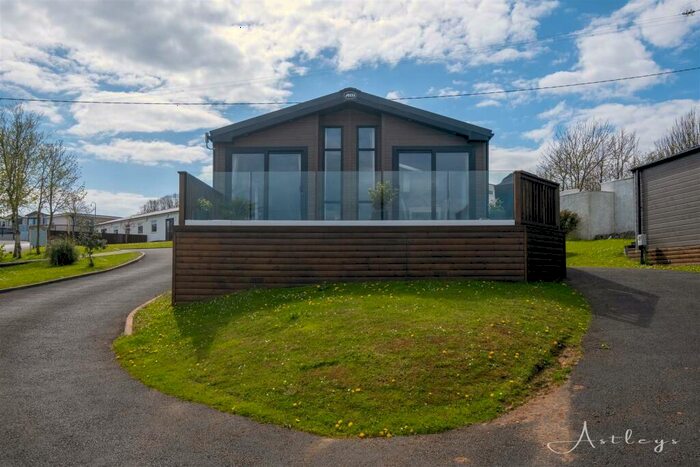 2 Bedroom Lodge For Sale In Bayview Gardens, Oxwich, Swansea, SA3